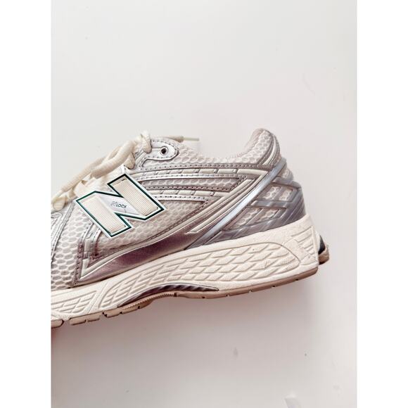 New balance 1906r white and green tennis shoes - size 10W - Picture 4 of 5